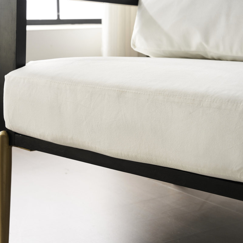 Chaise longue contemporaine blanche avec siège large et pieds en métal dorés élégants