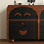 Armoire de rangement spacieuse au charme rétro-105794220