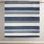 Édredon simple à rayures avec draps en bleu et gris. Rembourrage. Édredon, taies décoratives, drap plat, taies d'oreiller ajustées. Convient à un matelas de 14 po ou moins. Lavable à la machine. Draps bleu / gris modernes.