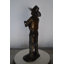 Statue Marysville Cowboy tenant une selle en bronze - Taille: L 12 po x l 11 po x H 32 po.