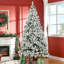 Grand sapin de Noël artificiel enneigé avec branches réalistes, vert