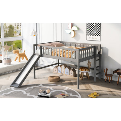 Lit mezzanine bas gris avec glissade, rendant la chambre à coucher plus agréable à glisser