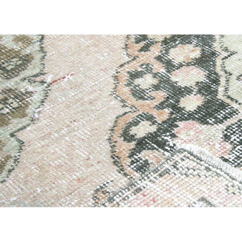 Tapis de couloir unique noué à la main des années 1960 de 4 pi 9 po x 12 pi 6 po en beige / bleu / noir / rouge