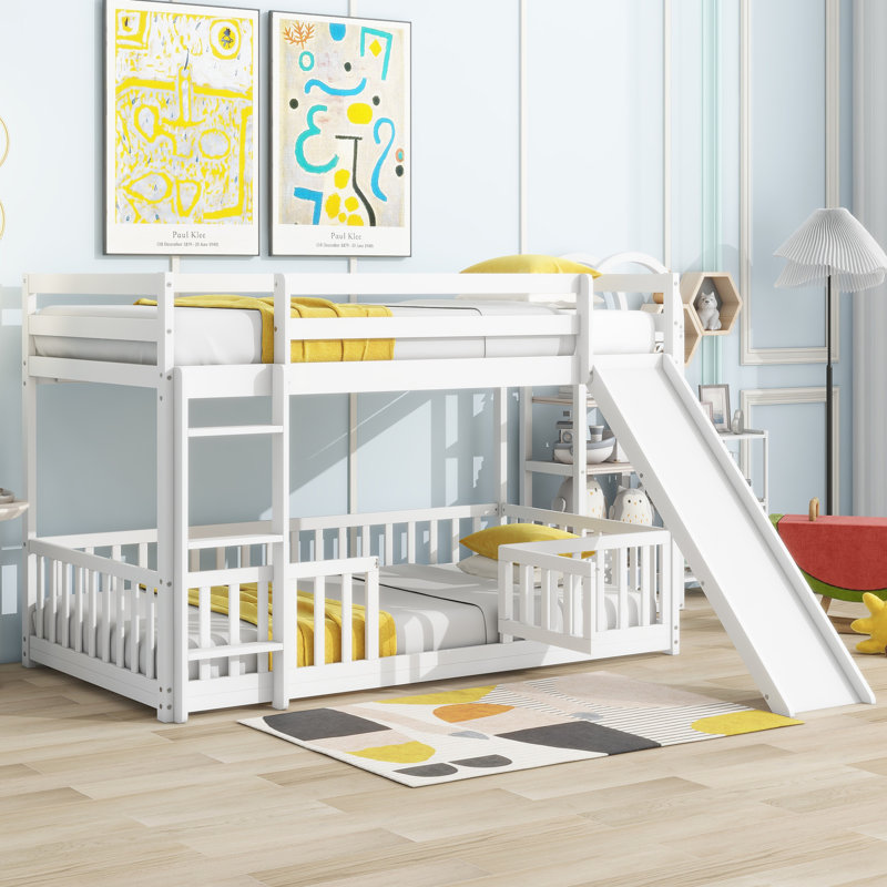 Lit superposé simple au-dessus d'un lit simple avec glissade, échelle, porte et barrières de sécurité, lit superposé pour enfants en bois de pin massif, finition blanche