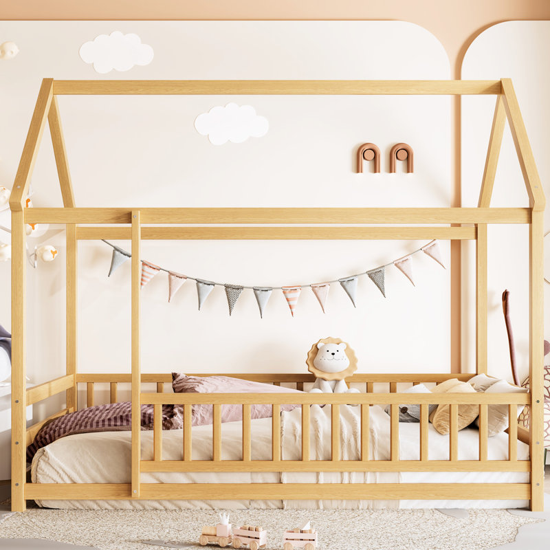 Lit simple naturel avec structure de toit et garde-corps, construction en pin, mobilier de chambre en bois brun, mobilier fonctionnel