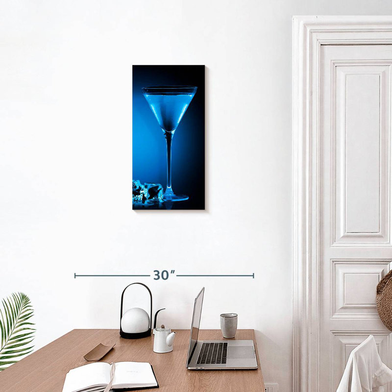 Élégant cocktail bleu, H 24 po x l 12 po