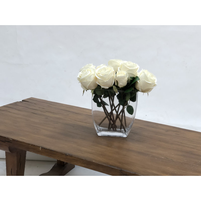 Arrangement floral de roses dans un vase