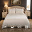 L'ensemble de housse de couette en jacquard à rayures de couleur unie comprend une housse de couette et deux taies d'oreiller. Housse de couette de grande taille convenant pour un lit simple ou double dans les chambres à coucher, confortable et douce pour une utilisation en toute saison. Cadeau de Noël.-120090083