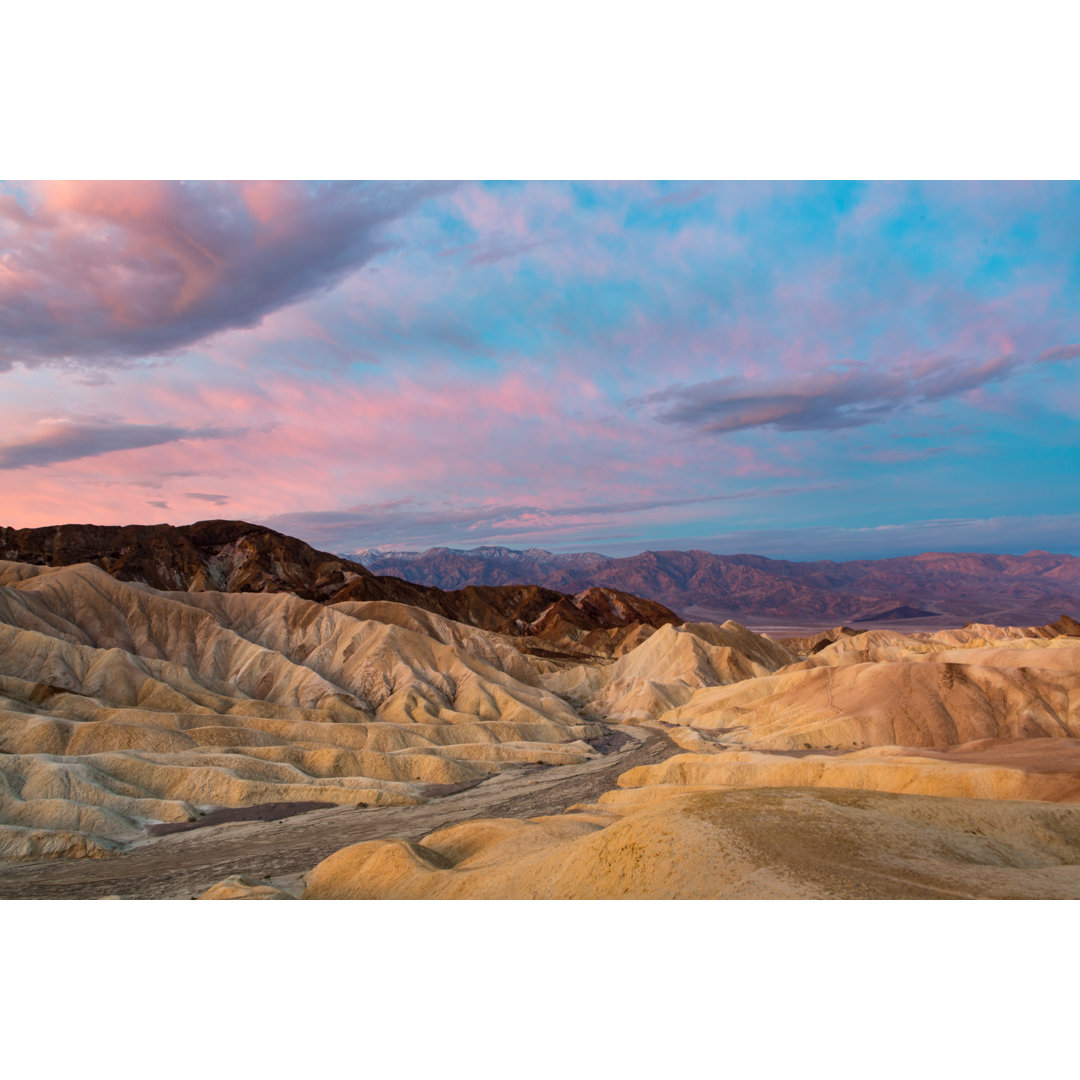 Death Valley Sunrise von Skyhobo - Kunstdrucke auf Leinwand ohne Rahmen