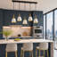 Suspension moderne à 5 lumières Kennesaw, à intensité variable, avec cône linéaire blanc et or, idéale pour îlot de cuisine.