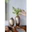 Vase élégant avec un design transitionnel et une finition métallique, parfait pour les décors classiques seuls ou groupés avec d'autres