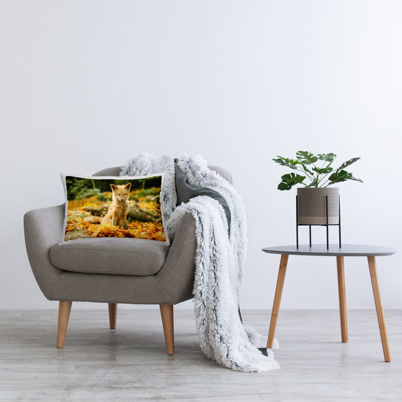 Coussin décoratif imprimé Sleepy Fall Fox in Autumn par Carrie Ann Grippo-Pike