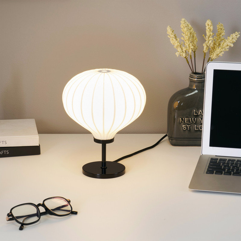 Lampe de table moderne à DEL 9 po avec abat-jour en résine Nimbus