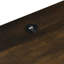 Table de chevet foncé en pin avec 2 tiroirs, charge en A et C, éclairage à détecteur de mouvement. Garde les articles de chevet soigneusement rangés dans le grain du bois du tiroir, prise intégrée, ajout pratique à toute chambre à coucher