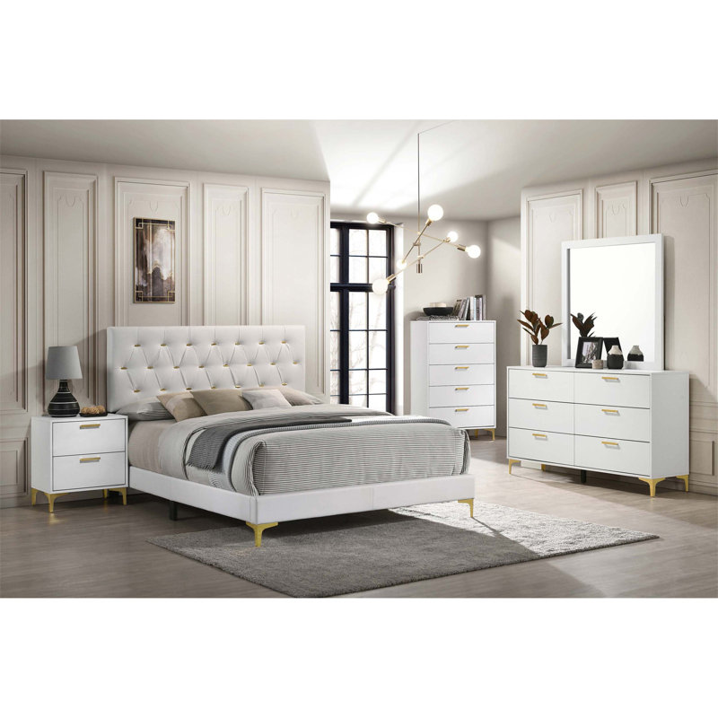 Commode rectangulaire avec six tiroirs profonds, dotée de poignées à finition dorée et de pieds de style support pour un ajout luxueux à la chambre à coucher