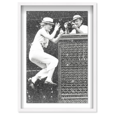 Shutter Jump I Shadowbox Music Print avec reflets de poussière de diamant par Oliver Gal