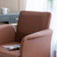 Chaise d'appoint 27 po x 26 po x 34 po en similicuir brun caramel Adelmo, design moderne, revêtement contemporain épuré et méridienne moderne