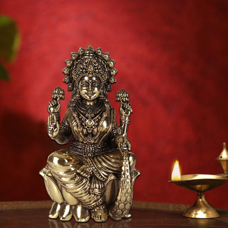 Petite statue en laiton de la déesse Lakshmi sur lotus - plusieurs tailles | Sculpture traditionnelle indienne en laiton pour décoration intérieure et puja