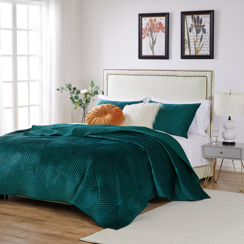 Green Geometric King Quilt Set with Velvet Face