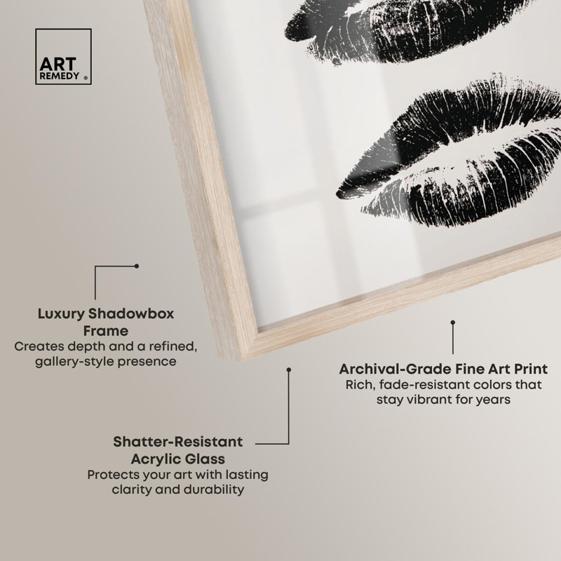«Kiss Fashion Art Shadowbox Print» par Art Remedy, H 46 po x l 37 po, Crème