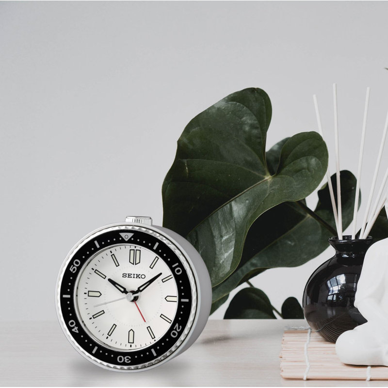 QHE184JLH Alarm Clock, Silver-Tone, White