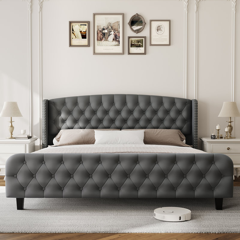 Base de lit haute avec tête de lit à oreilles - plateforme rembourrée douce, capitonnage à boutons profonds, garniture cloutée, lattes en bois robustes