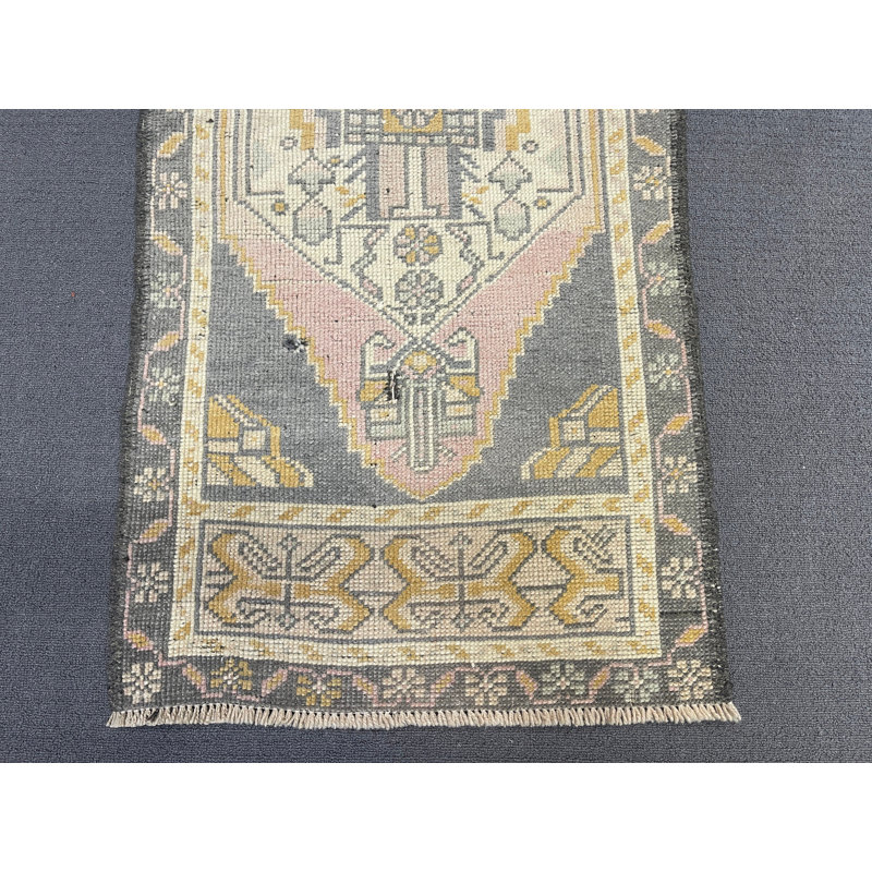 Tapis en laine gris à motif géométrique traditionnel 22 po x 45,3 po