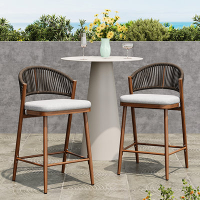 Tabourets de bar d'extérieur en aluminium, hauteur d'assise 66 cm, forme ergonomique, ensemble de 2, finition moderne, antirouille, coussin imperméable, idéaux pour un coin repas au jardin.