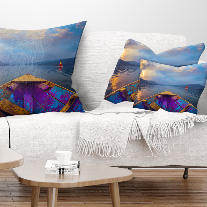 Bateau dans le lac des montagnes de l'Himalaya - Coussin décoratif imprimé bateaux