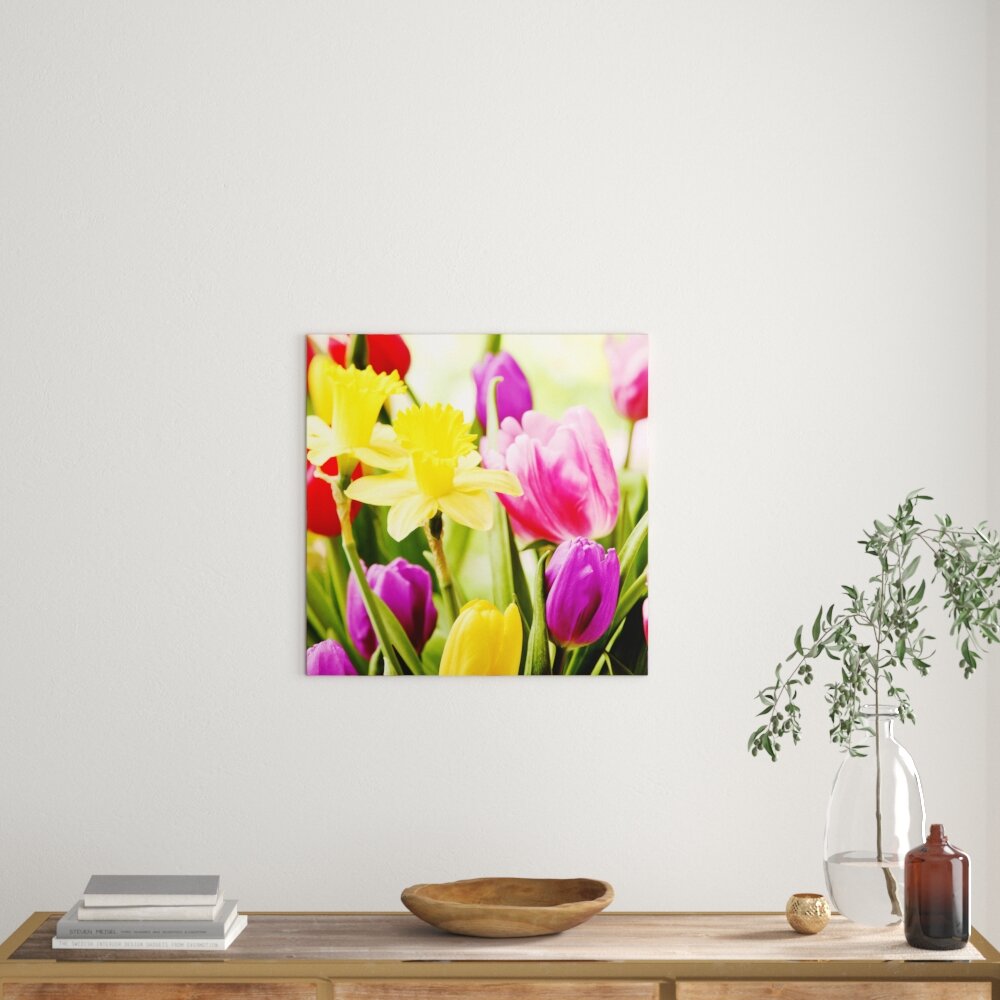 Leinwandbild Farbenfrohe Osterglocken und Tulpen