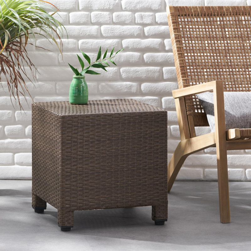 Table basse d'appoint charmante brune pour les espaces confortables, finition en rotin de polyéthylène durable, idéale pour une utilisation intérieure et extérieure