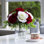 Centre de table roses artificielles dans un vase