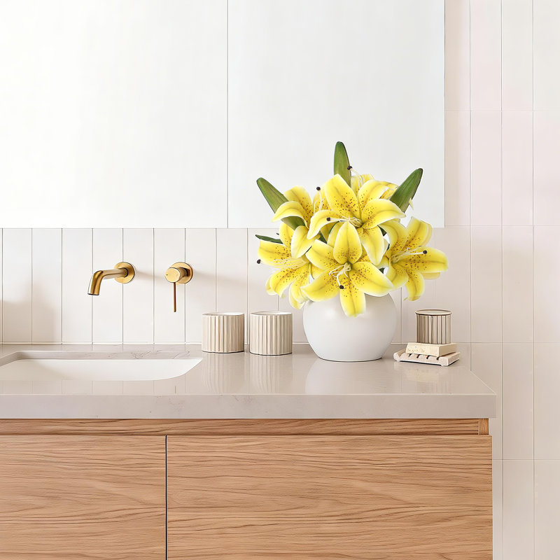 Fleurs de lys artificiels dans un vase en céramique, Jaune