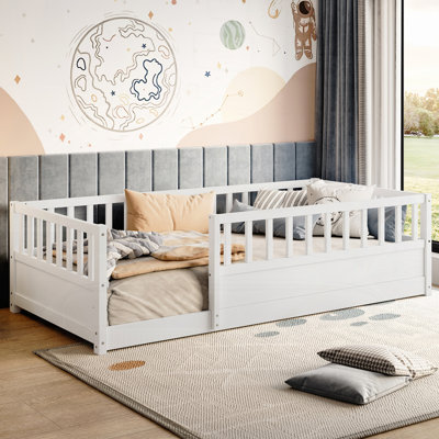 Lit en bois avec garde-corps de clôture, fonction décorative de rangement latéral