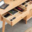 Table de commode en chêne massif avec finition naturelle et beaucoup de rangement, parfaite pour les espaces compacts et les articles de rangement essentiels.