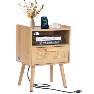 Table de chevet en rotin, table de chevet Boho avec tablette ouverte, table de chevet en bois et table de bout en rotin avec pieds en bois massif, table d'appoint en rotin avec station de charge, pour chambre à coucher, bureau et salon