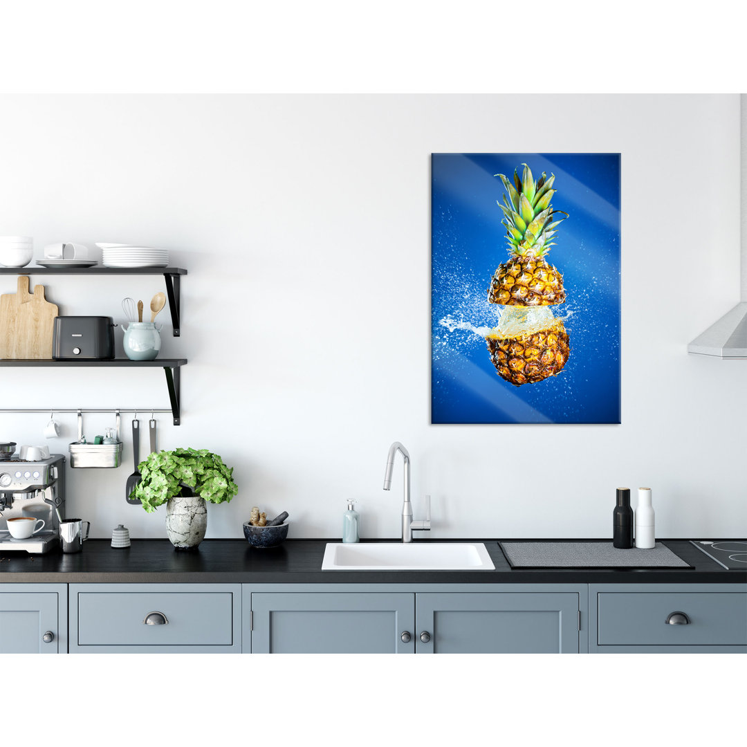 Glasbild Ananas mit Wasser bespritzt