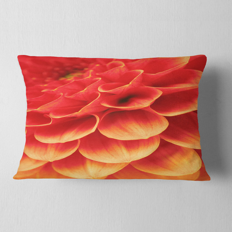 Coussin décoratif à grandes fleurs orange et pétales
