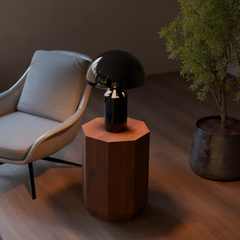 Table de bout moderne en bois massif avec base à piédestal géométrique, finition noyer
