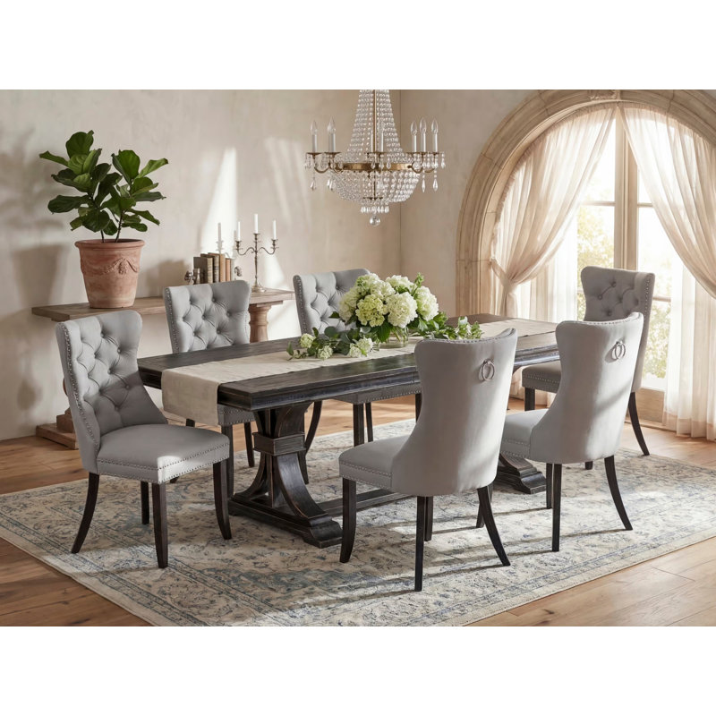 Cet ensemble de salle à manger moderne 7 pièces comprend une table de cuisine et 6 chaises de cuisine en polyester gris clair avec dossier capitonné à boutons - Finition sable