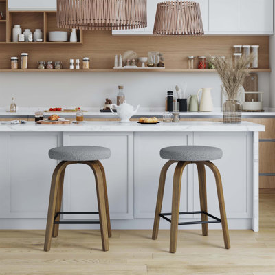 Ensemble de 2 tabourets de bar pivotants, siège en tissu sans dossier à hauteur de comptoir avec rotation à 360 °, pieds en bois robustes et repose-pieds en métal pour les bars et les îlots de cuisine.