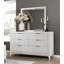 Commode moderne moderne à finition blanche antique avec 6 tiroirs spacieux en queue d'aronde pour un rangement élégant dans la chambre à coucher