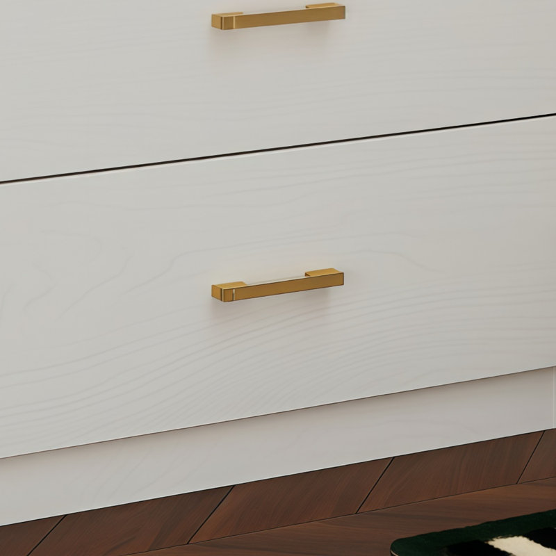 Table de chevet moderne convenant aux petits espaces, trois tiroirs, blanc avec poignées dorées, armoire de rangement de chevet en bois.