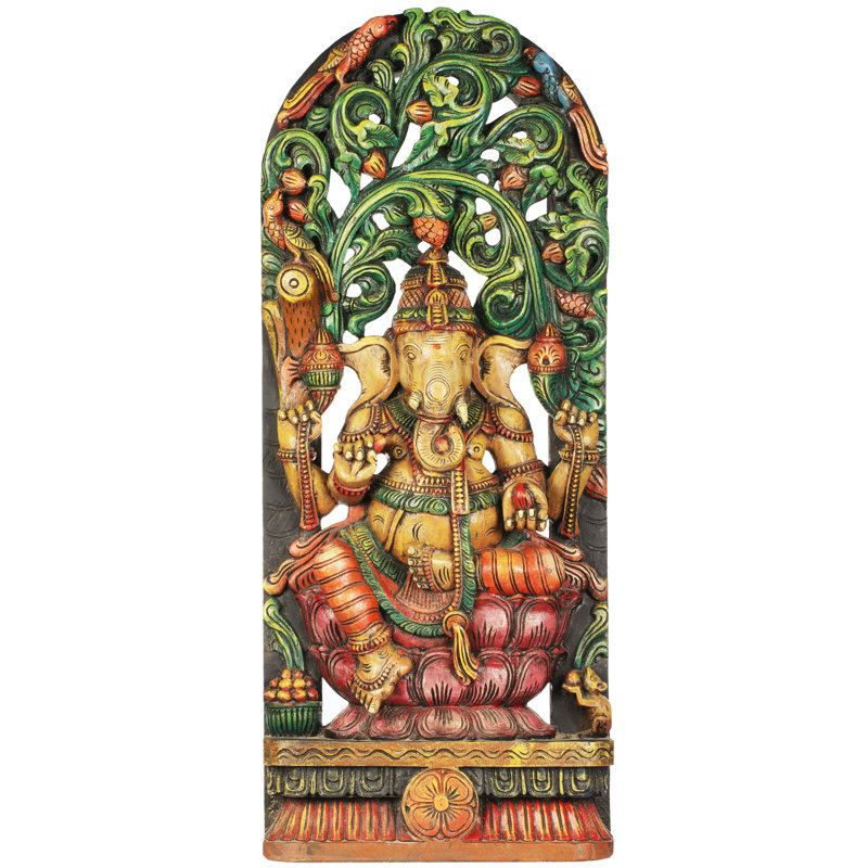 Shri Ganesha assis sur un lotus avec une auréole végétative