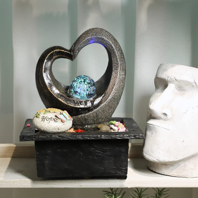 Fontaine zen dans un jardin d'eau