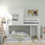 Lit de ferme de style ferme en bois massif blanc simple, simple au-dessus de double pour chambre d'enfant avec échelle intégrée et garde-corps