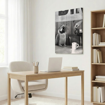 Ensemble de 1 tableau sur toile tendue, photographie en noir et blanc représentant un perroquet versant du café