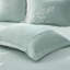 Édredon simple en coton avec bordure coussinée et coussins de lit-129946348