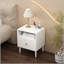 Table de chevet blanche moderne avec tiroir et tablette ouverte pour espaces compacts