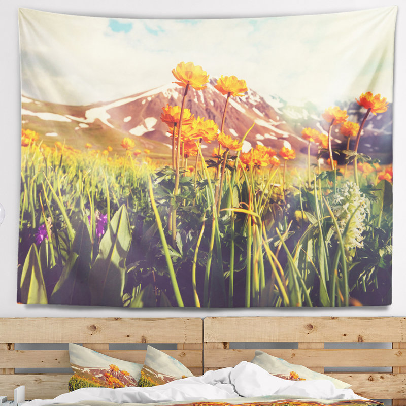 Fantastique fleur jaune dans une prairie tapisserie, H 50 po x l 60 po